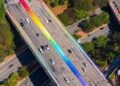 Artista pinta Viaduto Sumaré, na Zona Oeste de SP, com as cores do arco-íris